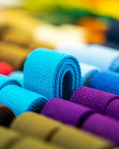Nahaufnahme von bunten Stoffrollen in Blau und Türkis
