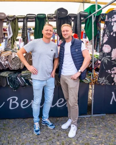 Stoffmarkt-Händler vor ihrem Verkaufsstand