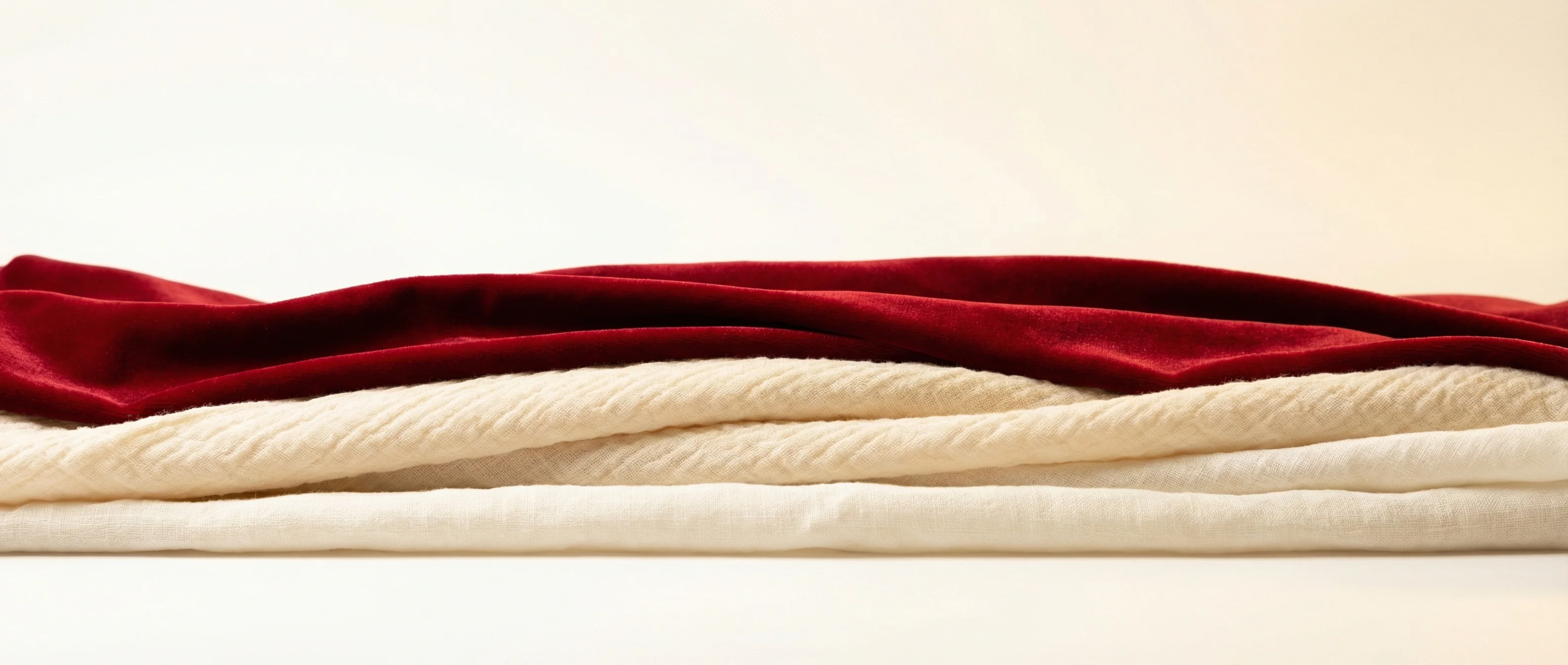 Bunte Stoffballen und Nähzubehör auf dem Stoffmarkt Holland